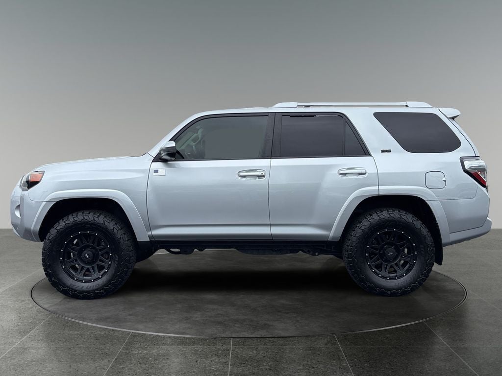 2016 Toyota 4Runner — detail view